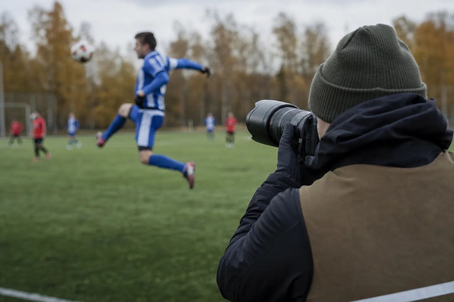 Sportfotografering vid sidlinjen med teleobjektiv riktat mot en spelare i rörelse