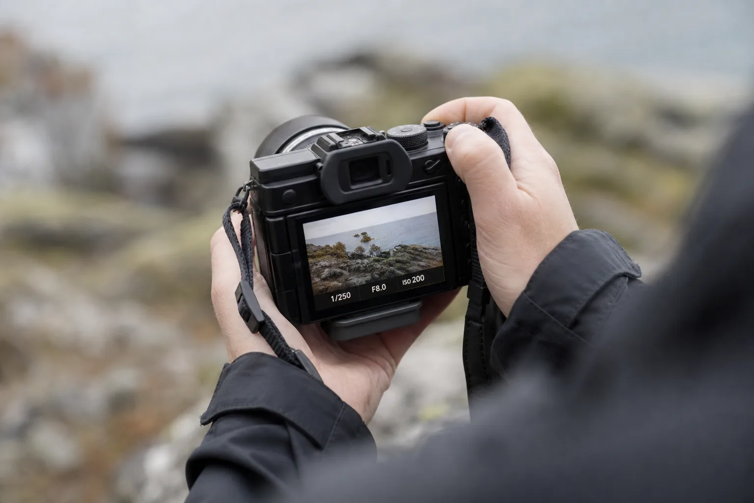 Kamerans display visar bländare, slutartid och ISO under fotografering utomhus