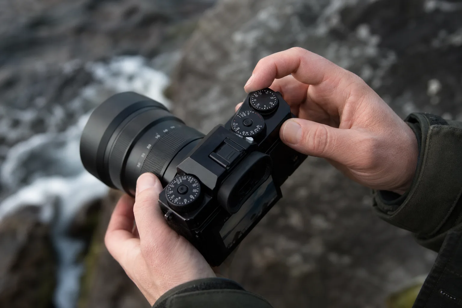 Fotograf ställer in manuellt läge med två inmatningsrattar på ett kamerahus