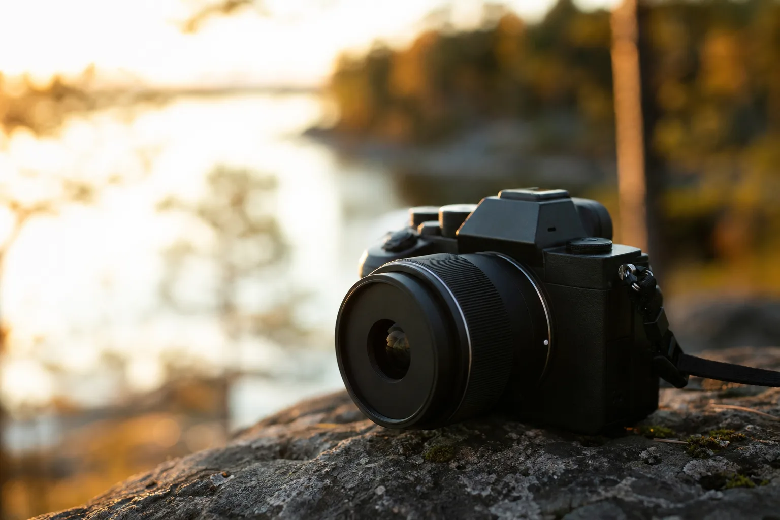 Fast objektiv monterat på ett kamerahus med mjukt suddig bakgrund typisk för porträttfotografering