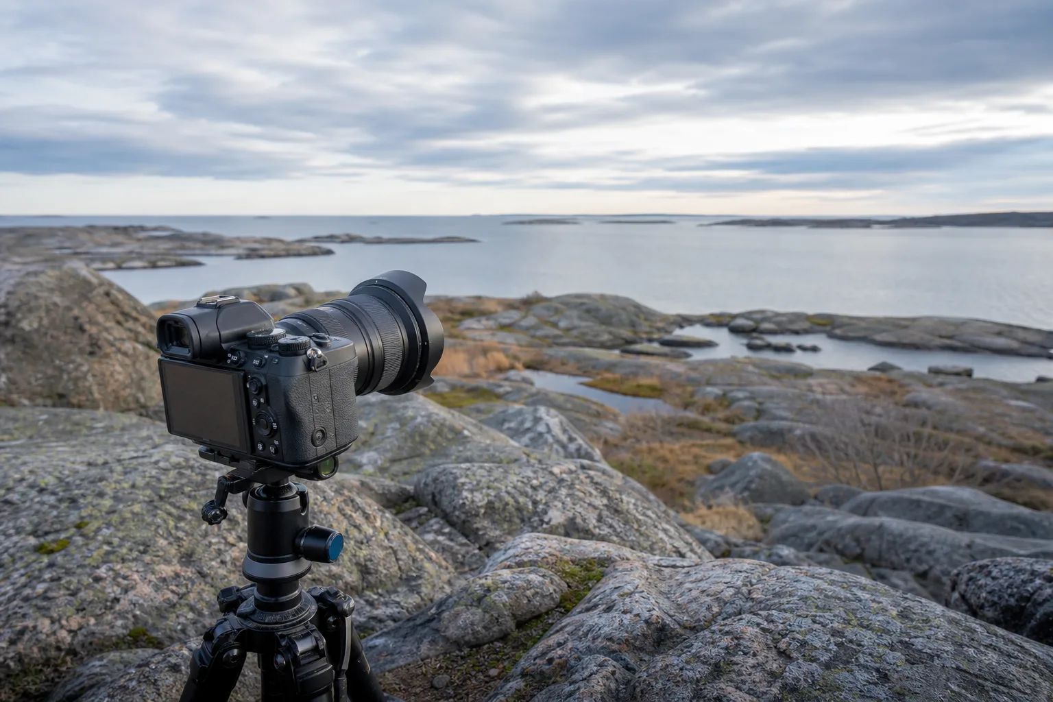 Vidvinkelobjektiv riktat mot en bred landskapsvy med tydlig förgrund och avlägsen horisont