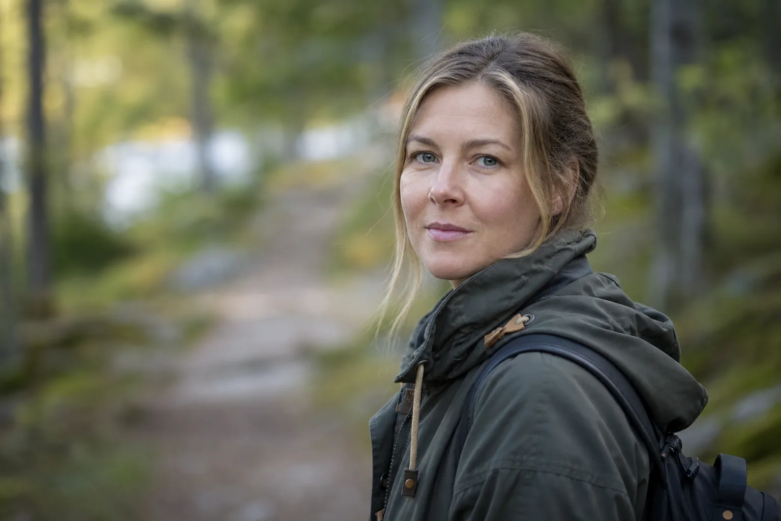 Porträtt med skarpt ansikte och mjukt upplöst bakgrund